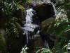 De waterval ligt op 2 km lopen, flink klimmen over kleine beekjes en rotsen