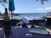 We lunchen op zijn Portugees op het terras met uitzicht op zee