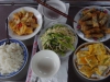 Terug aan boord wordt de lunch geserveerd, springrolls, tofu en gefrituurde koeken, heerlijk