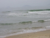 De golven rollen onophoudelijk het strand op; de temperatuur van het water valt niet tegen
