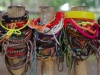 Aan het hek hangen duizenden kleurrijke armbandjes