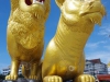 Golden Lion Traffic Circle, 2 grote gouden leeuwen op de rotonde in het centrum