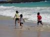 Ook de kinderen van Isla Isabela  vermaken zich op het strand