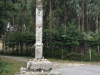 Een kruis bezaaid met vooral stenen, achtergelaten door de peregrino's