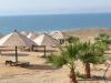 Vanaf de terrassen van ons resort lopen we naar het strand aan de Dode Zee