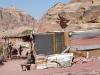 Een Bedoeïenen kamp waar je thee en souvenirs kunt kopen