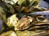 De lunch, een typisch Peruviaans gerecht van gekruide rijst, bamboe uit de jungle en kip, gestoomd in bananenbladeren