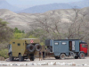 Bij de ingang van de Cahuachi staan 2 Dakartrucs, omgebouwd tot camper