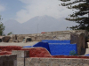 Vanaf het dak kijk je uit over Arequipa en de bergen van de Andes