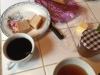 We ontbijten met oud stokbrood, eigengemaakte meloenjam en koffie