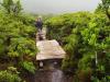 Om de natuur te sparen is het pad onlangs voorzien van houten trappen en bruggen