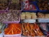 De markt van Nonthaburi, de visboer