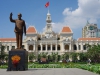 People Committee Hall, ook gesloten, met een standbeeld van Ho Chi Minh, de grote leider, gedrild door de Russen