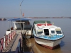 Aan de steiger ligt de snelle boot die ons naar Cát Bà Island brengt