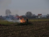 Achter op zijn erf verbrandt een boer snoeiafval