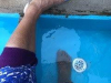 Koudwaterbadje met zout voor vermoeide voeten; links doet even niet mee, daar zitten de blarenpleisters