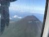 De piloot trakteert ons door over de Pico Alto te vliegen, die ligt te stralen in de zon