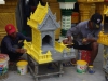 Gele grondverf, goudverf er over en klaar is Boeddha's poppenhuis