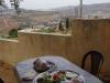 Het arabische ontbijt wordt buiten op het terras geserveerd en smaakt prima