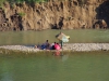 Laotianen vissen en bbq-en in de rivier