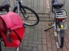 Bij café De Klinker leggen we de fietsen aan de ketting
