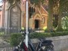 In Zuiddorpe ketenen we onze fietsen aan het 'verboden te parkeren' bord