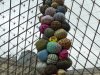 Musée du Louvre, grote kerstballen in de glazen pyramide