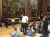 Scholieren krijgen les in het Musée du Louvre