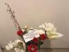 Een boeket kunstbloemen, geschonken door een gepensioneerde Fraanse fotografe, voor de oorlogsslachtoffers in Oekraïne