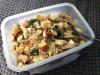 Uit een koelbox tovert Marco 6 plastic bakjes tevoorschijn, met rijstsalade met ei, kip, worst en wat groente.