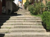 De trappen naar het knusse, oude centrum van Sarria