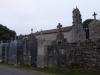 Het kerkje van Avenostre; vreemd zijn de 'grafflats' aan de buitenkant