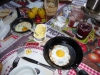 Feest aan de ontbijttafel, 'la vache qui rit' en gebakken ei