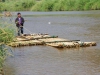 Het slotakkoord van de trekking, op een bamboevlot de rivier af