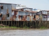 Kleine, armoedige huisjes langs de Mekong River